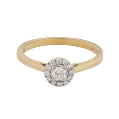Lot 429 - A diamond halo ring
