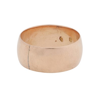 Lot 316 - A band ring