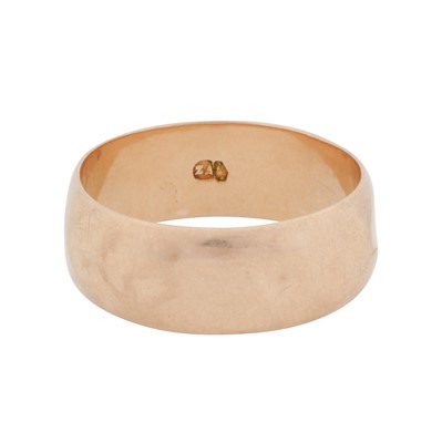 Lot 317 - A band ring