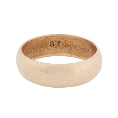 Lot 318 - A band ring