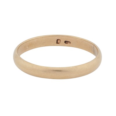 Lot 321 - A band ring