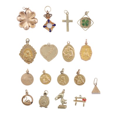 Lot 322 - A collection of 17 charms