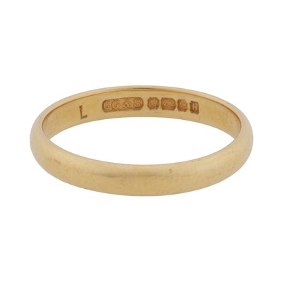 Lot 335 - A band ring