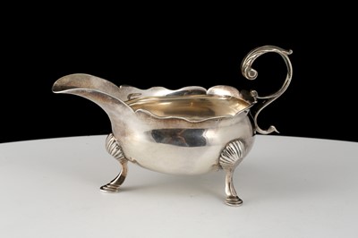 Lot 195 - Antique George II Sterling Silver sauce boat /...