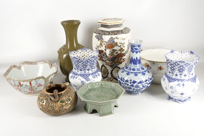 Lot 662 - A collection of ceramics, including a pair of...