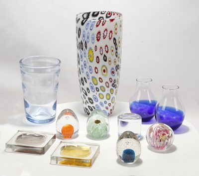Lot 494 - A SELECTION OF 1960S AND MODERN GLASS, to...