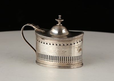 Lot 157 - Antique George III Sterling Silver mustard pot,...