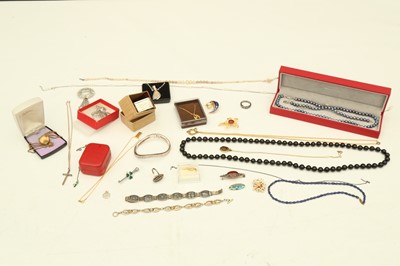Lot 113 - A miscellaneous collection of jewellery. to...