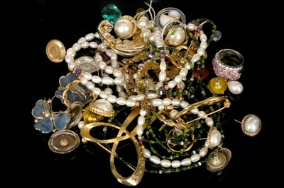 Lot 281 - A miscellaneous collection of jewellery, to...