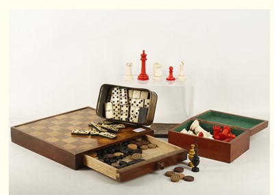 Lot 748 - An early 20th Century Italian chess set in...