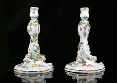 Lot 402 - A PAIR OF MEISSEN PORCELAIN FLOWER-ENCRUSTED...