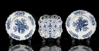 Lot 382 - A WORCESTER PORCELAIN DISH AND A PAIR OF...