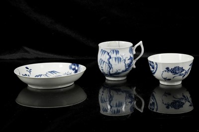 Lot 377 - A WORCESTER PORCELAIN 'WISHBONE' HANDLED...