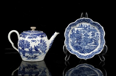 Lot 393 - A WORCESTER PORCELAIN TEAPOT AND A CAUGHLEY...