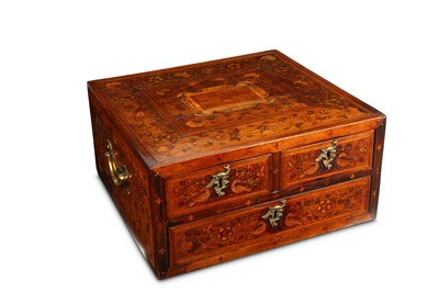 Lot 81 - AN 18TH CENTURY ITALIAN FRUITWOOD MARQUETRY...
