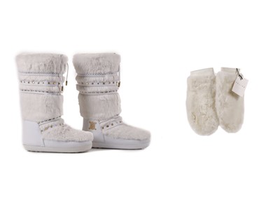 Lot 517 - Celine white leather and rabbit fur snow boots,...