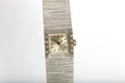 Lot 32 - LONGINES. AN 18K WHITE GOLD AND DIAMOND SET...
