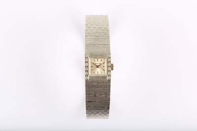 Lot 32 - LONGINES. AN 18K WHITE GOLD AND DIAMOND SET...