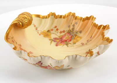 Lot 143 - A ROYAL WORCESTER PORCELAIN BLUSH IVORY SHELL...