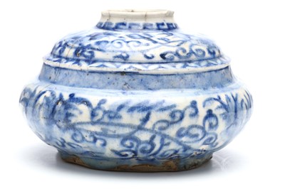 Lot 67 - A SAFAVID BLUE AND WHITE GLAZED CERAMIC SQUAT...