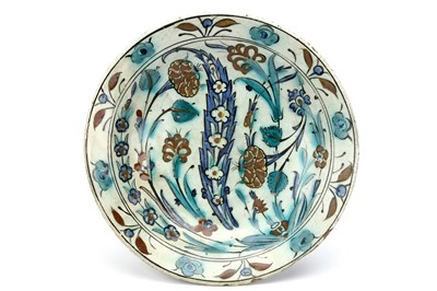 Lot 150 - A TURKISH OTTOMAN IZNIK GLAZED CERAMIC DISH,...