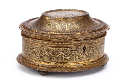 Lot 241 - A FINE INDIAN KUFTGHARI GOLD OVERLAID OVAL BOX....