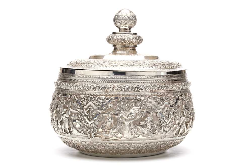 Lot 247 - A FINE LIDDED BURMESE REPOusSE SILVER BOWL.