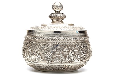 Lot 247 - A FINE LIDDED BURMESE REPOusSE SILVER BOWL....