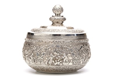 Lot 247 - A FINE LIDDED BURMESE REPOusSE SILVER BOWL....