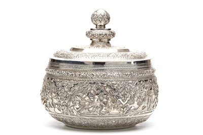 Lot 247 - A FINE LIDDED BURMESE REPOusSE SILVER BOWL....