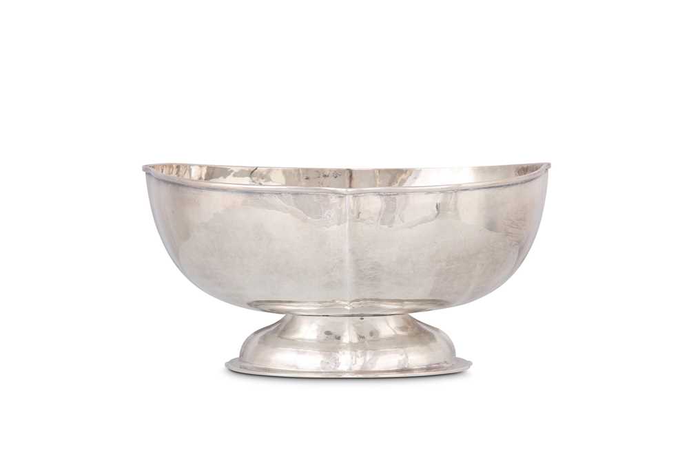 Lot 199 - An Italian 800 standard silver footed bowl,...