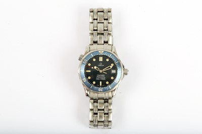 Lot 21 - OMEGA. A MID-SIZE STAINLESS STEEL AUTOMATIC...