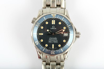 Lot 21 - OMEGA. A MID-SIZE STAINLESS STEEL AUTOMATIC...