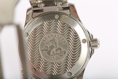 Lot 21 - OMEGA. A MID-SIZE STAINLESS STEEL AUTOMATIC...