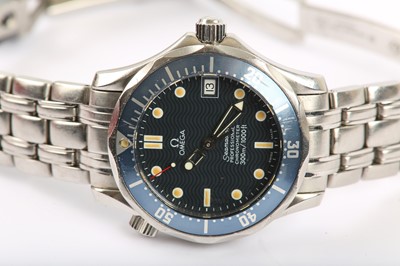 Lot 21 - OMEGA. A MID-SIZE STAINLESS STEEL AUTOMATIC...