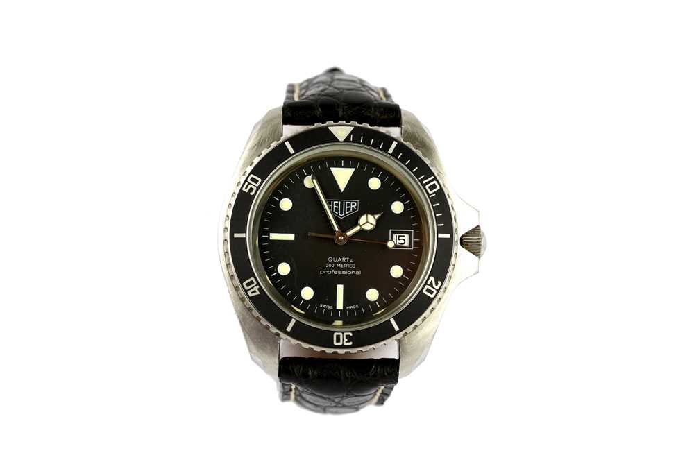 Lot 73 - HEUER. A STAINLESS STEEL QUARTZ DIVERS...