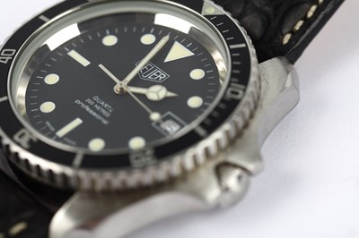 Lot 73 - HEUER. A STAINLESS STEEL QUARTZ DIVERS...