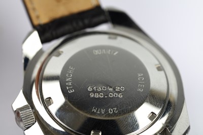 Lot 73 - HEUER. A STAINLESS STEEL QUARTZ DIVERS...