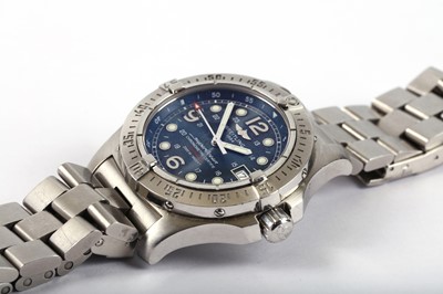 Lot 88 - BREITLING. A STAINLESS STEEL AUTOMATIC...