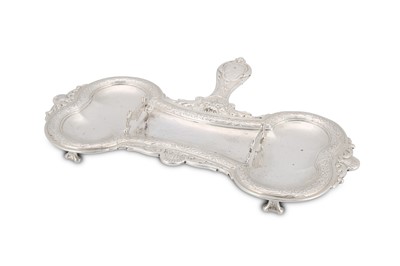 Lot 207 - An early 18th century French silver snuffer...