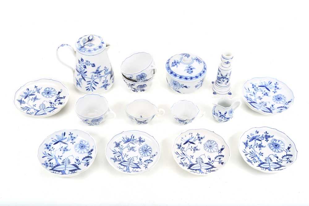 Lot 237 - A COLLECTION OF MEISSEN 'BLUE ONION' PATTERN...