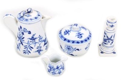 Lot 237 - A COLLECTION OF MEISSEN 'BLUE ONION' PATTERN...