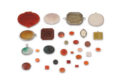 Lot 190 - THIRTY HARDSTONE SEALS, INTAGLIOS AND...