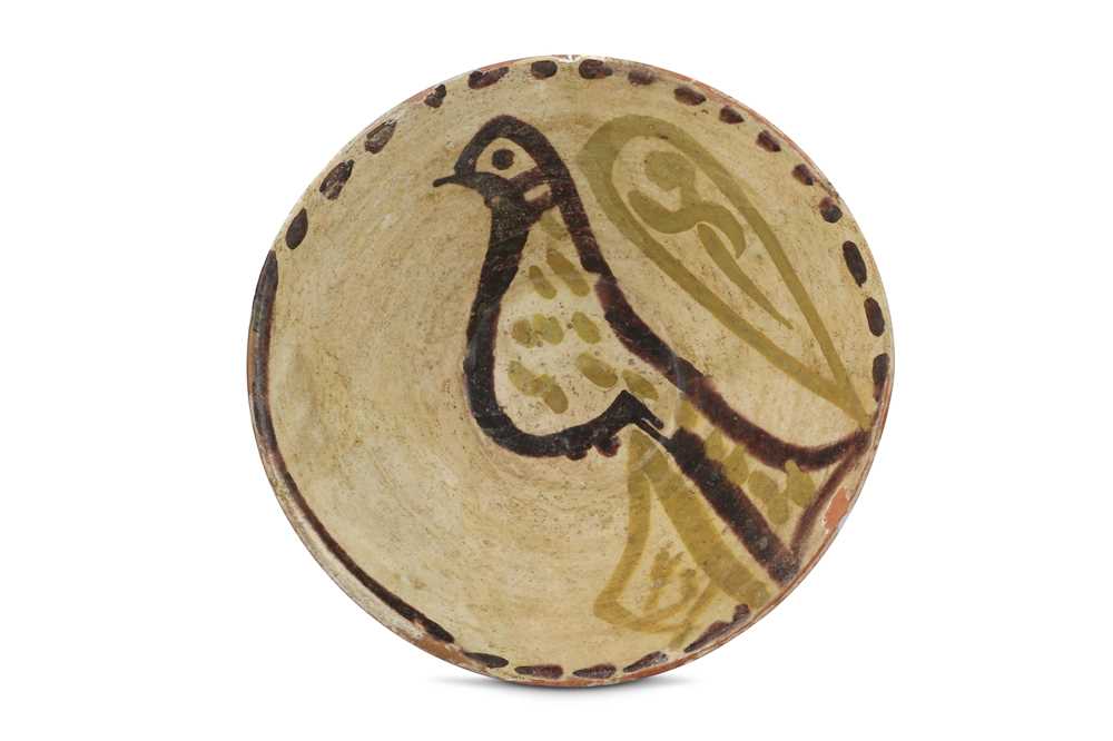 Lot 9 - AN EARTHENWARE POTTERY BOWL WITH BIRD DESIGN...