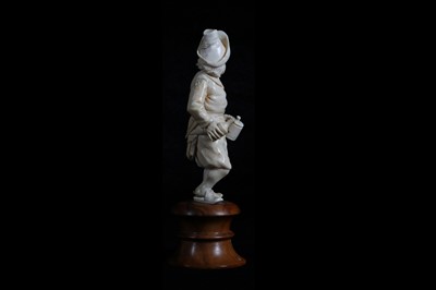 Lot 31 - A LATE 18TH / EARLY 19TH CENTURY GERMAN IVORY...