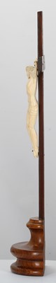 Lot 36 - A 17TH / 18TH CENTURY GERMAN CARVED IVORY...