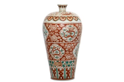 Lot 401 - A CHINESE WUCAI VASE, MEIPING. 20th Century....