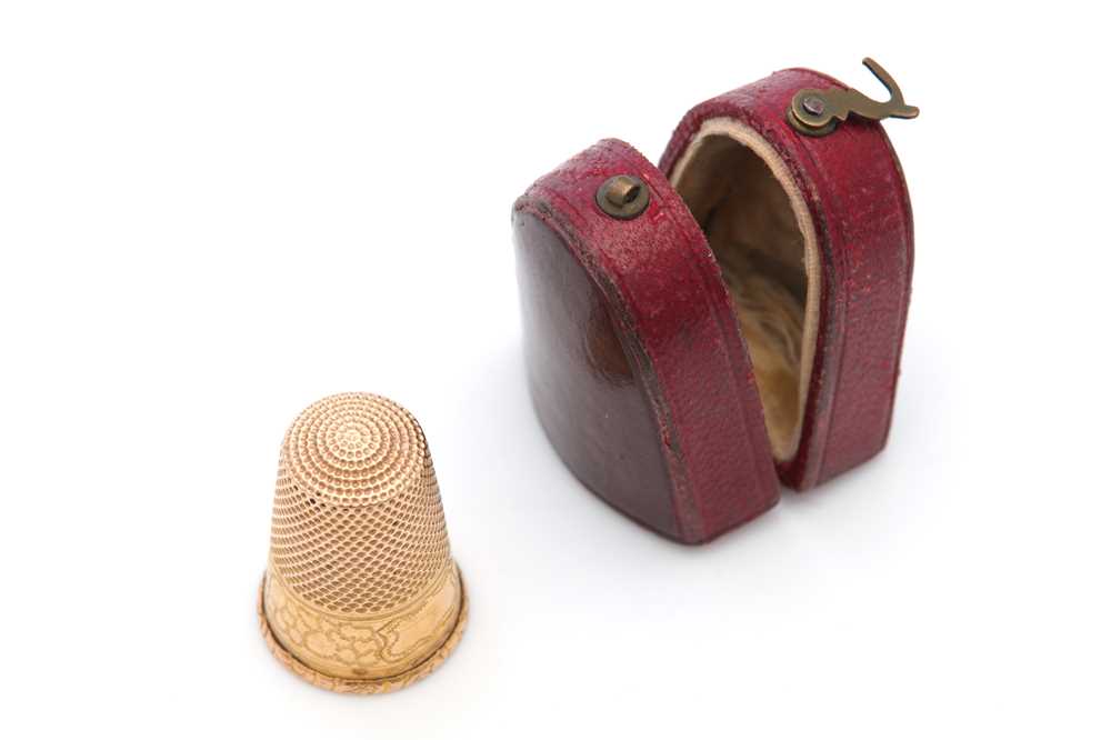 Lot 7 - A cased mid-19th century French gold thimble,...