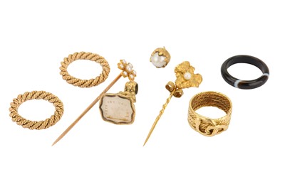 Lot 311 - A small collection of jewellery,...