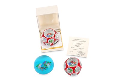Lot 54 - A BACCARAT AND TWO ST LOUIS GLASS PAPERWEIGHTS,...